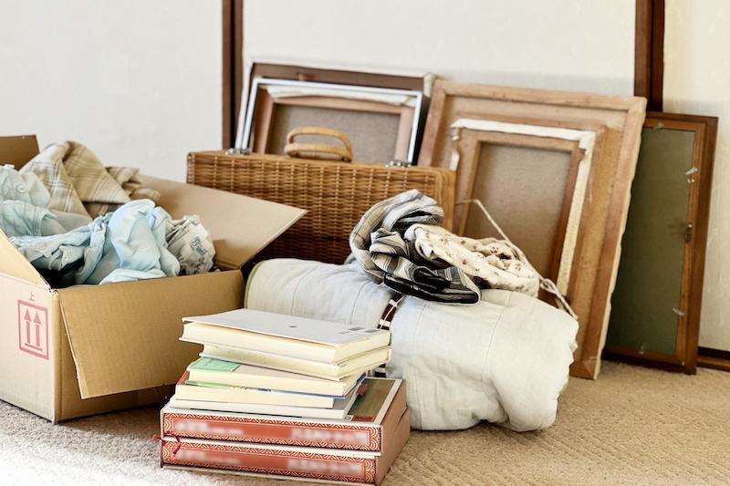 遺品整理をする様子